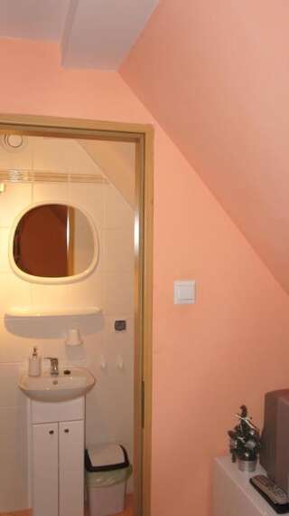 Отели типа «постель и завтрак» Canal Grande Строне-Слёнске Трехместный номер с собственной ванной комнатой-10